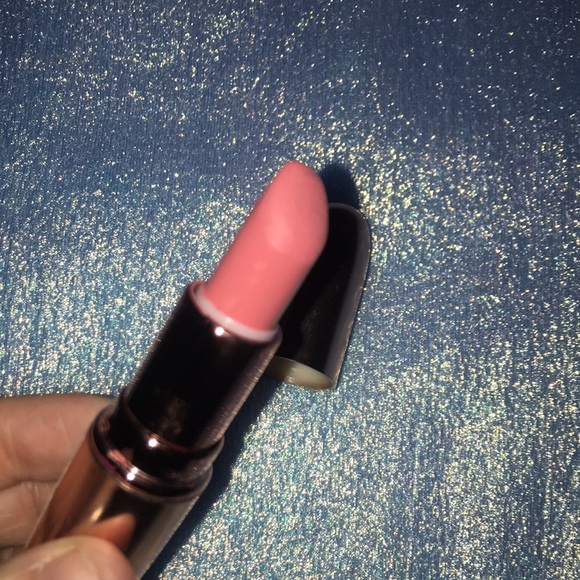 6/$15 Makeup Revolution Iconic Matte Nude Lipstick in Lust - Picture 3 of 5